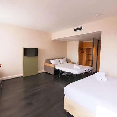 Easyhotel Old Town 2*