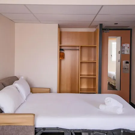 Easyhotel Old Town 2*