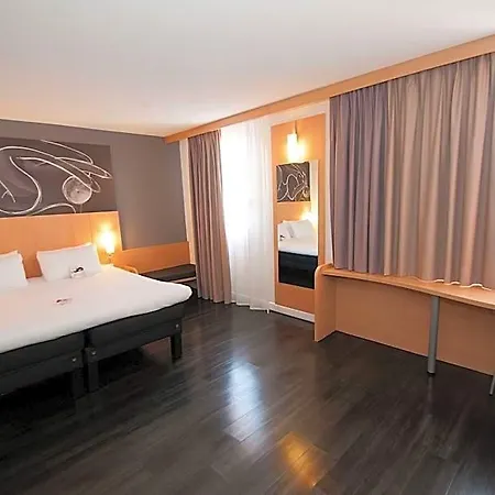 Easyhotel Old Town 2*