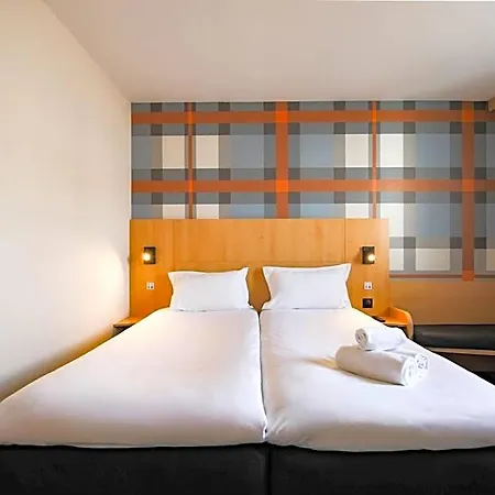 Easyhotel Old Town 2*