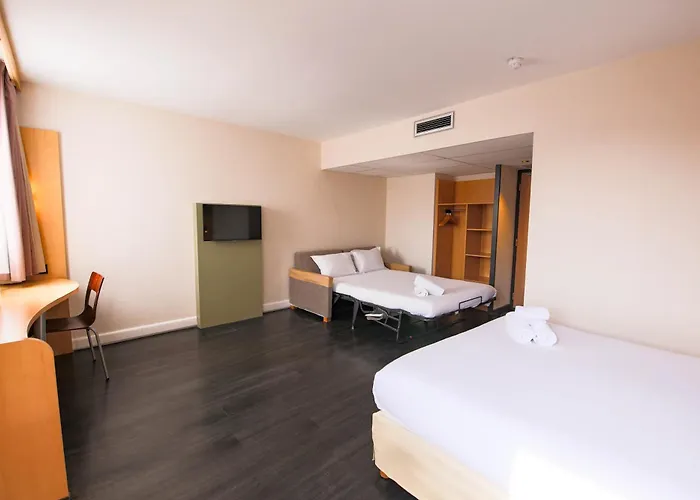 Easyhotel Old Town 2*