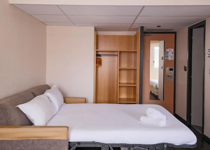 Easyhotel Old Town 2*