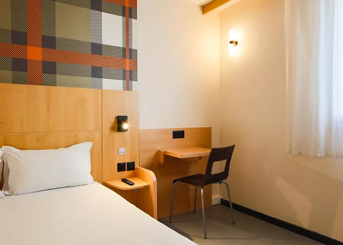 Easyhotel Old Town Otel 2*