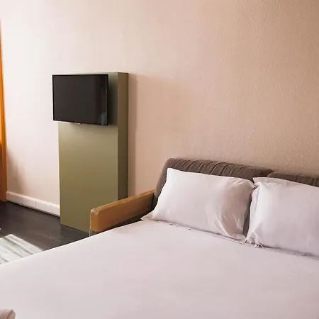 Easyhotel Old Town 2*