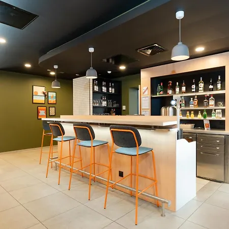 Easyhotel Old Town 2*