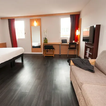 Easyhotel Palais Des Congrès – Old Town Hotel