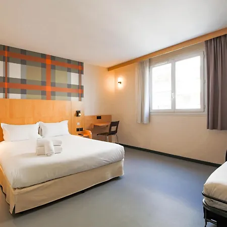 Easyhotel Palais Des Congrès – Old Town Hotel