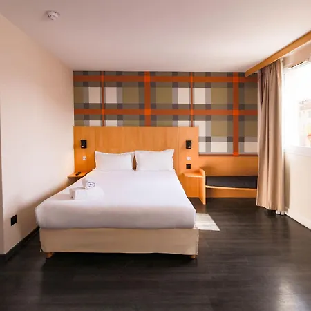 Hotel Easyhotel Palais Des Congrès – Old Town 2*