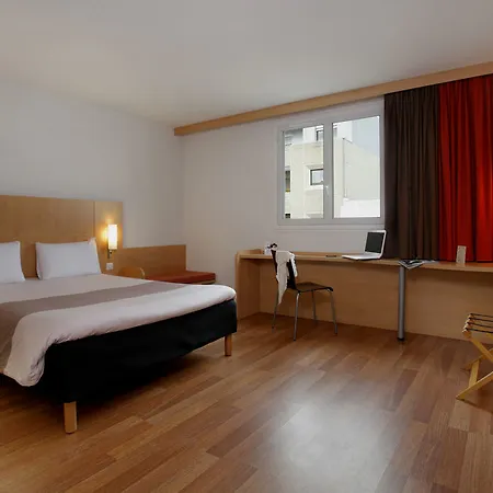 Easyhotel Palais Des Congrès – Old Town 2*