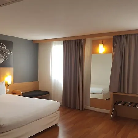 Hotel Easyhotel Palais Des Congrès – Old Town